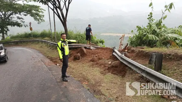 TKP kecelakaan tunggal truk bermuatan pupuk terjun ke jurang di tanjakan Letter S Cikidang Sukabumi, Selasa (19/8/2025) siang. (Sumber Foto: Dok. Satlantas Polres Sukabumi)