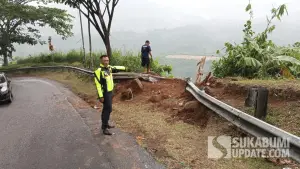 TKP kecelakaan tunggal truk bermuatan pupuk terjun ke jurang di tanjakan Letter S Cikidang Sukabumi, Selasa (19/8/2025) siang. (Sumber Foto: Dok. Satlantas Polres Sukabumi)