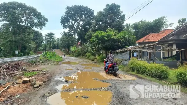 Kondisi jalan Ciawet–Cibenda di Desa Mekarsari, Kecamatan Ciracap, Kabupaten Sukabumi, Selasa (19/8/2025). (Sumber : SU/Ragil)