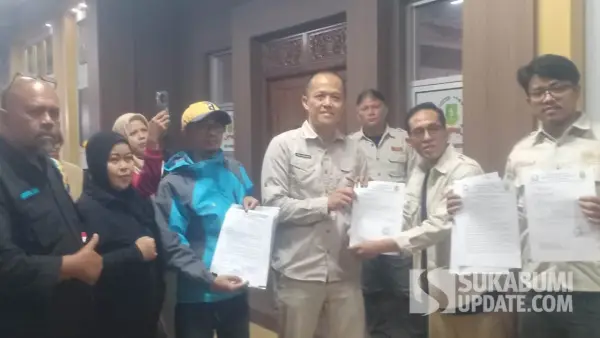 Forum ketua RW aat mendatangi gedung DPRD Kota Sukabumi, Selasa (19/8/2025).  Foto :  Asep Awaludin