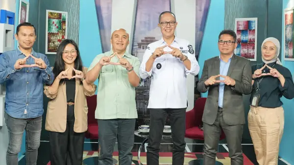 Wali Kota Sukabumi Ayep Zaki bersama Kadis Kominfo dan kru Kompas TV Jawa Barat (Sumber: dokpim kota sukabumi)