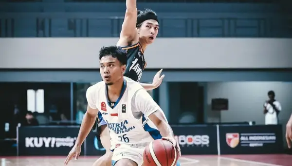 Yudha Saputra, pemain Satria Muda Bandung tengah melakukan akselerasi untuk melawati pemain Tangerang Hawks (Sumber : Instagram/@Satriamuda.id)