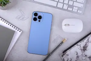 Survei nasional Pew Research: 46% orang tua di Indonesia merasa kesulitan mengatur penggunaan gadget anak-anak mereka. (Sumber : freepik.com)