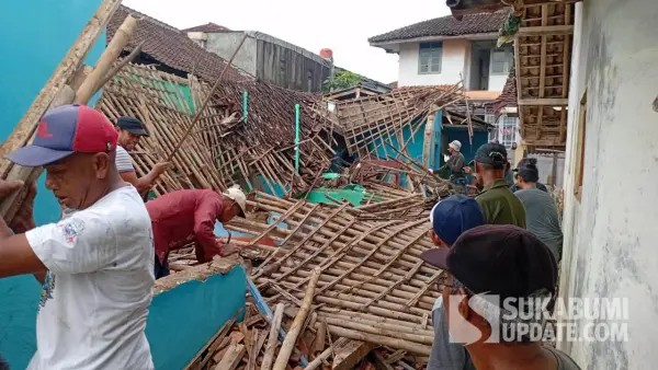 Ruang kelas Madrasah Nurul Hikmah yang ambruk di Kampung Ciburial, Desa/Kecamatan Gunungguruh, Kabupaten Sukabumi. (Sumber Foto: Istimewa)