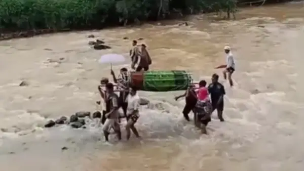 Warga Tanjung Kecamatan Jampangkulon, Kabupaten Sukabumi, terpaksa menyeberangi Sungai Cikarang untuk membawa jenazah menuju TPU Cibungur, (Sumber: dok warganet)