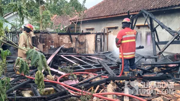 Kondisi rumah panggung di Surade Sukabumi yang ludes terbakar Rabu (20/8/2025). (Sumber Foto: Istimewa)