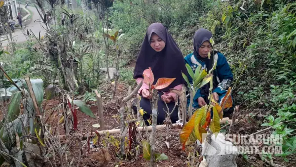 Sarah, Bibi almarhum Raya, saat berziarah | Foto : Ibnu Sanubari
