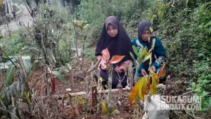 Sarah, Bibi almarhum Raya, saat berziarah | Foto : Ibnu Sanubari