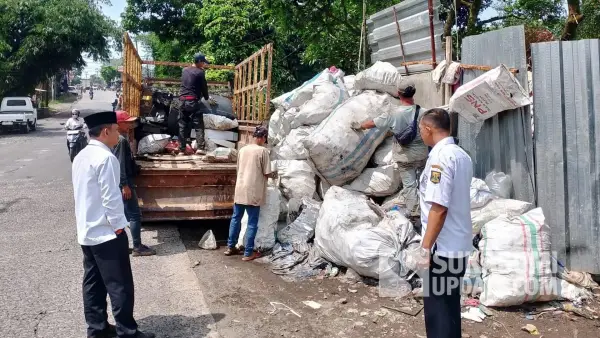 Kepala DPMPTSP Kabupaten Sukabumi Ali Iskandar melakukan pemantauan pelaku usaha di Kecamatan Sukalarang. | Foto: Kabupaten Sukabumi