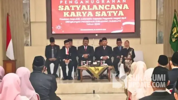 Puluhan PNS Pemerintah Kabupaten Sukabumi menerima penghargaan Satyalancana Karya Satya dari Presiden Republik Indonesia, termasuk Kepala DKUKM Kabupaten Sukabumi, Sigit Widarmadi. | Foto: Istimewa