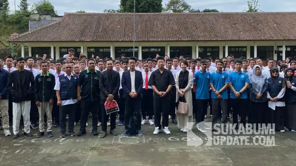 Foto bersama Aigisan Kyoudo Kumiai dengan pencari kerja. | Foto: SU/Asep Awaludin