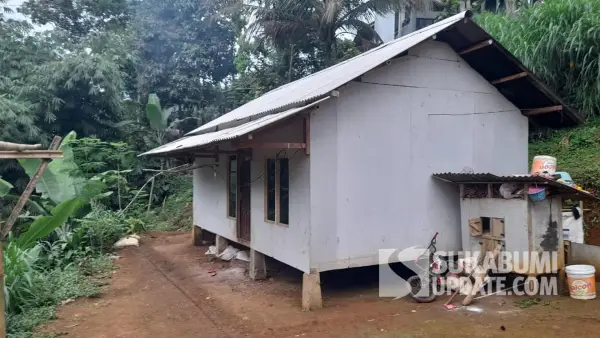 Suasana rumah Raya (3 tahun) di Kampung Padangenyang RT 06/03 Desa Cianaga, Kecamatan Kabandungan, Kabupaten Sukabumi, pada 20 Agustus 2025. | Foto: SU/Ibnu Sanubari