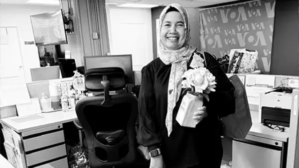 Jurnalis VOA, Eva Mazrieva, jurnalis dengan dedikasi 30 tahun, menyaksikan bagaimana bangunan kariernya diruntuhkan dalam 60 menit yang memalukan. (Sumber : facebook Eva).