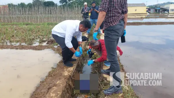 Proses evakuasi mayat bayi di sebuah selokan di Kampung Sawahlega RT 19/04 Desa Cibatu, Kecamatan Cisaat, Kabupaten Sukabumi, Kamis (21/8/2025). | Foto: Istimewa