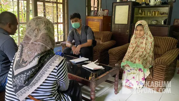 Tuti saat menerima kunjungan dari dokter dan perawat Puskesmas Cisaat Sukabumi untuk melakukan terapi hipertensi. (Sumber : SU/Asep Awaludin)