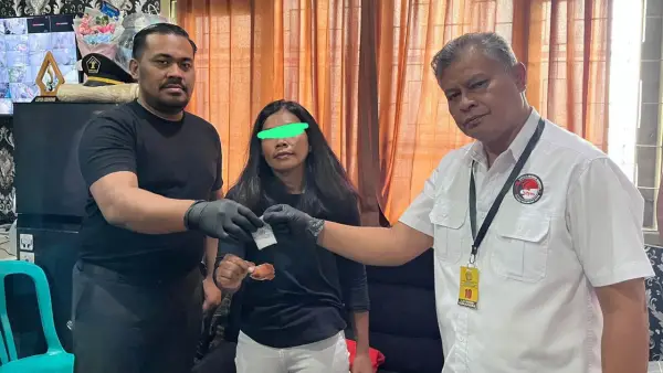 Petugas mengamankan seorang wanita yang kedapatan membawa sabu saat mencoba menyelundupkan narkoba ke Lapas Kelas IIB Nyomplong Sukabumi, Kamis (21/8/2025). (Sumber : Dok. Lapas Kelas IIB Sukabumi)