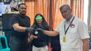 Petugas mengamankan seorang wanita yang kedapatan membawa sabu saat mencoba menyelundupkan narkoba ke Lapas Kelas IIB Nyomplong Sukabumi, Kamis (21/8/2025). (Sumber : Dok. Lapas Kelas IIB Sukabumi)