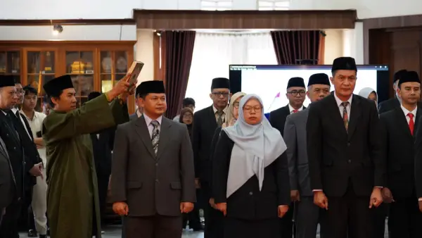 Sumpah jabatan Pejabat Pimpinan Tinggi Pratama dan Pejabat Administrator di Balai Kota Sukabumi, Kamis (21/8/2025). (Sumber: dokpim kota sukabumi)