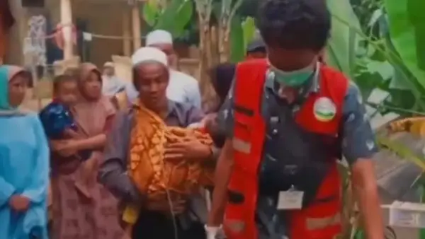Dok. Raya saat dievakuasi relawan ke rumah sakit. Balita Sukabumi ini meninggal akibat cacingan (Sumber: dok rumah teduh)