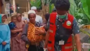 Dok. Raya saat dievakuasi relawan ke rumah sakit. Balita Sukabumi ini meninggal akibat cacingan (Sumber: dok rumah teduh)