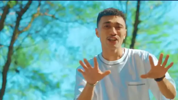 Juan Reza, seorang musisi lokal yang tiba-tiba menjadi buah bibir internasional berkat lagunya yang berjudul “Pica Pica” (Sumber : Screenshot YouTube/@Juan Reza).