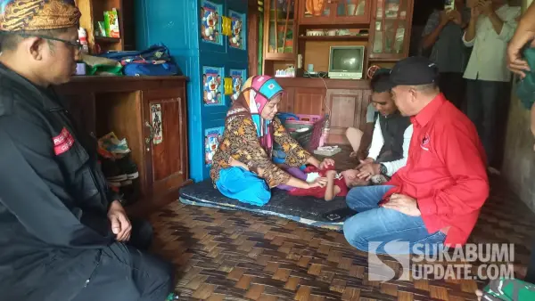 Wakil Ketua Komisi 3 DPRD Kabupaten Sukabumi Paoji Nurjaman saat menjenguk Salwa, balita penderita kelainan usus di Cidolog. (Sumber Foto: SU/Ragil)