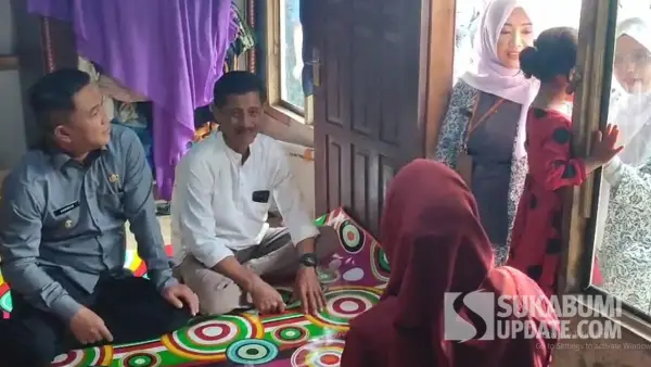 Wakil Bupati Sukabumi Andreas, bersama Kepala DP3A saat mengunjungi kediaman keluarga almarhumah Raya, balita meninggal akibat cacingan | Foto : Ibnu Sanubari