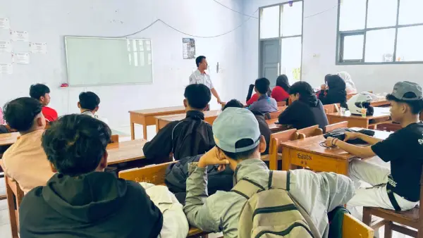 Yusup Saepudin saat mengajar di SMK Wira Utama di Nyalindung, Kabupaten Sukabumi | Dok. Pribadi