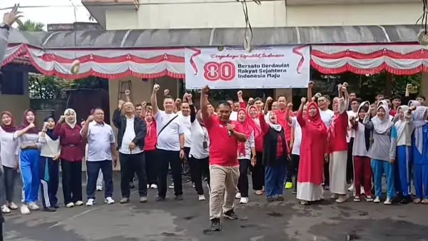 Jajaran dan staf Disnakertrans Kabupaten Sukabumi saat kegiatan meriahkan HUT ke-80 RI | Foto : Dok. Disnakertrans