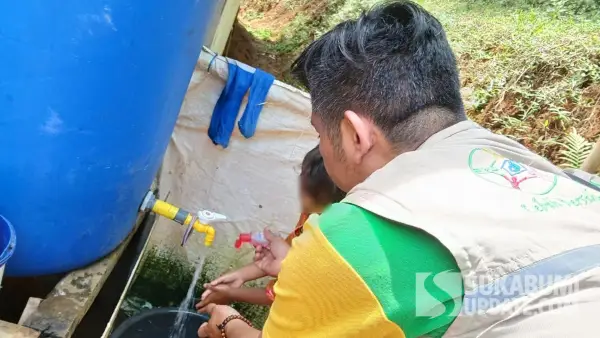 Petugas DP3A Kabupaten Sukabumi saat memberikan edukasi kepada kakak Raya, Risna agar mencuci tangan setiap sesudah beraktivitas. (Sumber Foto: SU/Ibnu)