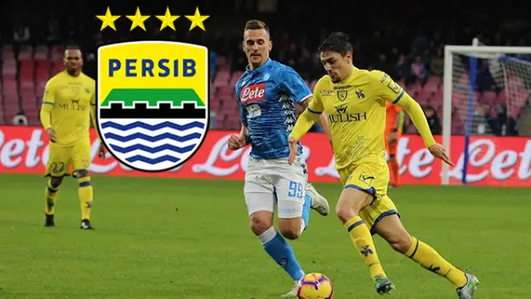 Federico Barba (Chievo Verona) tengah berduel dengan Arkadiusz Milik (Napoli) dalam pertandingan Serie A. (Sumber : Instagram/@FedericoBarba).