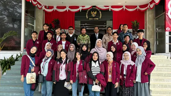 Mahasiswa Universitas Nusa Putra menutup Program Kuliah Kerja Nyata (KKN) Internasional Angkatan Pertama bertajuk “Bhumi Raksaka” di KBRI Kuala Lumpur, Malaysia, Kamis (22/8/2025). (Sumber : Istimewa.).