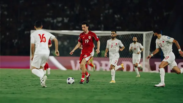 Gelandang Tim Nasional Indonesia, Thom Haye tengah menggiring bola di Stadion Gelora Bung Karno pada saat melawan Bahrain dalam Kualifikasi Ronde 3 Piala Dunia 2026. (Sumber : Instagram/@thomhaye).