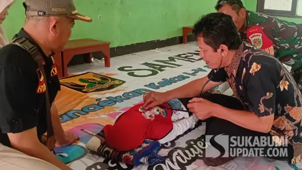 Tim puskesmas periksa puluhan murid SDN 2 Parakansalak Sukabumi yang mengalami gejala keracunan usai santap MBG (Sumber: su/ibnu)