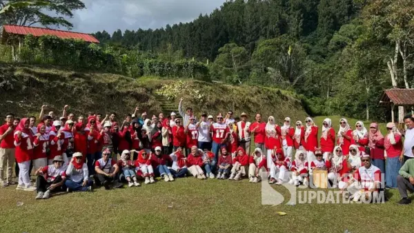 Foto bersama jajaran Disdagin Kabupaten Sukabumi setelah menggelar perlombaan khas 17 Agustus di Taman Stroberi, Kecamatan Kadudampit, Rabu (20/8/2025). | Foto: Istimewa