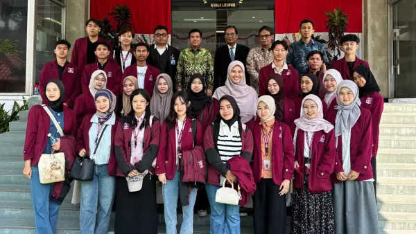 Foto bersama mahasiswa Universitas Nusa Putra setelah rangkaian program KKN Internasional di KBRI Kuala Lumpur, Malaysia. | Foto: Istimewa