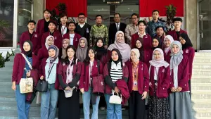 Foto bersama mahasiswa Universitas Nusa Putra setelah rangkaian program KKN Internasional di KBRI Kuala Lumpur, Malaysia. | Foto: Istimewa