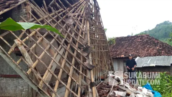 Rumah ambruk di Kampung Batu Lawang RT 05/04 Desa Waluran, Kecamatan Waluran, Kabupaten Sukabumi. | Foto: Pemdes Waluran