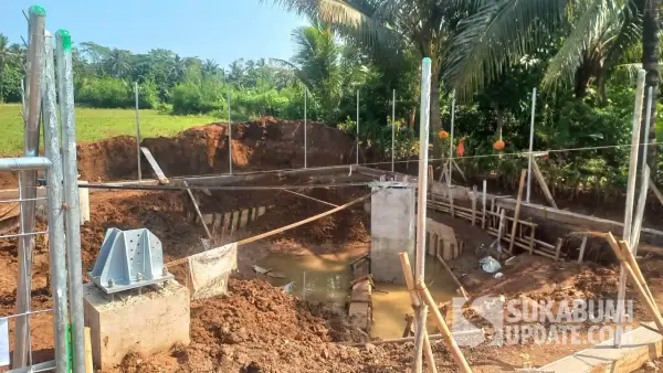 Pembangunan pondasi menara telekomunikasi di Kampung Sumur Bandung Desa Pasiripis Kecamatan Surade yang ditutup karena belum mengantongi izin | Foto : Ragil Gilang