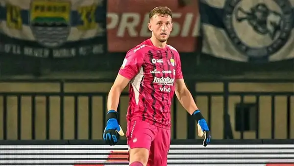 Debut tertunda lagi! Kiper anyar Persib, Adam Przybek, masih harus menepi usai cedera engkel kanannya kambuh. (Sumber : Instagram/@adsprzy).