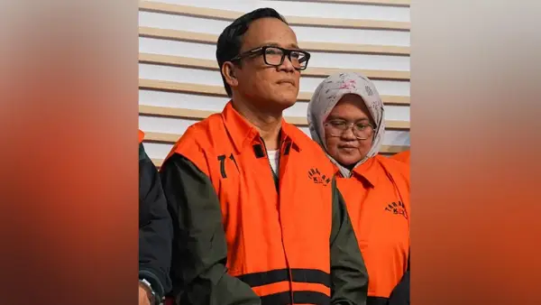 Immanuel Ebenezer memakai rompi KPK. | Foto: KPK