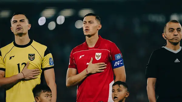 Emil Audero dan Jay Idzes saat menyanyikan lagu kebangsaan Indonesia Raya pada saat menghadapi Bahrain di ajang kualifikasi Piala Dunia ronde 3, di SUGBK, Senayan, Jakarta. (Sumber : Instagram/@Jayidzes)