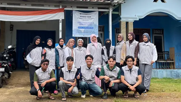 KKN Mahasiswa UMMI saat memberikan pengenalan bahasa baku kepada Siswa SD di Desa Pagelaran, Kecamatan Purabaya, Kabupaten Sukabumi. (Sumber : Istimewa.).