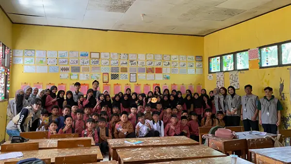 KKN Mahasiswa UMMI saat memberikan pengenalan bahasa baku kepada Siswa SD di Desa Pagelaran, Kecamatan Purabaya, Kabupaten Sukabumi. (Sumber : Istimewa.).