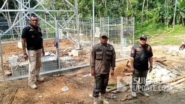 Kasi Trantibum bersama Anggota Satpol PP saat penghentian pembangunan tower telekomunikasi di Desa Gunungsungging, Kecamatan Surade, Kabupaten Sukabumi. | Foto: Istimewa