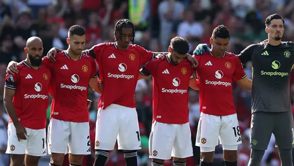 Para pemain Manchester United sedang melakukan one minutes silent untuk mengenang Diogo Jota dan Andre Silva pada laga perdana Liga Inggris menghadapi Arsenal di Old Trafford. (Sumber : Instagram/@ManchesterUnited).