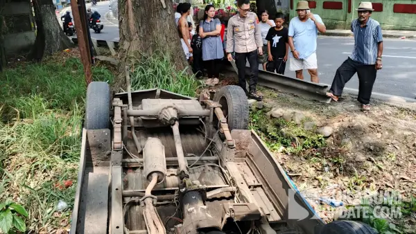 Angkot yang ditumpangi dua ibu hamil terbalik usai kecelakaan di Jalan Pelabuhan II Km 14, Cikembar Sukabumi, Sabtu (23/8/2025) sekitar pukul 12.15 WIB. (Sumber Foto: Dok. Polsek Cikembar)