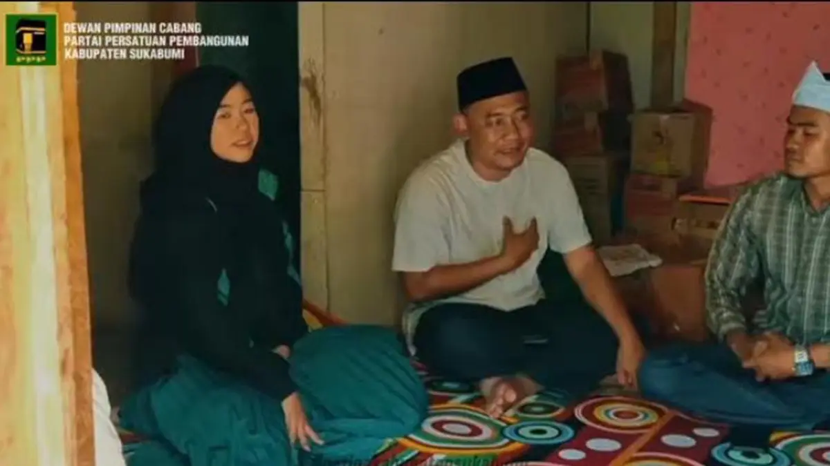 Wakil Ketua Komisi I DPRD Kabupaten Sukabumi, Andri Hidayana saat menyambangi kediaman almarhumah Raya di Desa Cianaga. | Foto: PPP Kab. Sukabumi