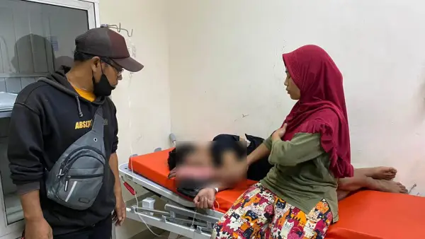 SMS (14 tahun) pelajar SMP korban pembacokan saat dirawat saat ditangani medis | Foto : Dok. Warga