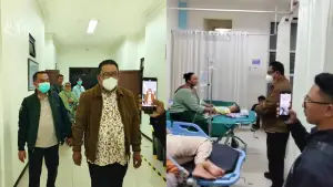 Bupati Sukabumi Asep Japar saat menjenguk korban keracunan massal di RS Sekarwangi, Minggu (24/8/2025) | Foto : Dok. Istimewa
